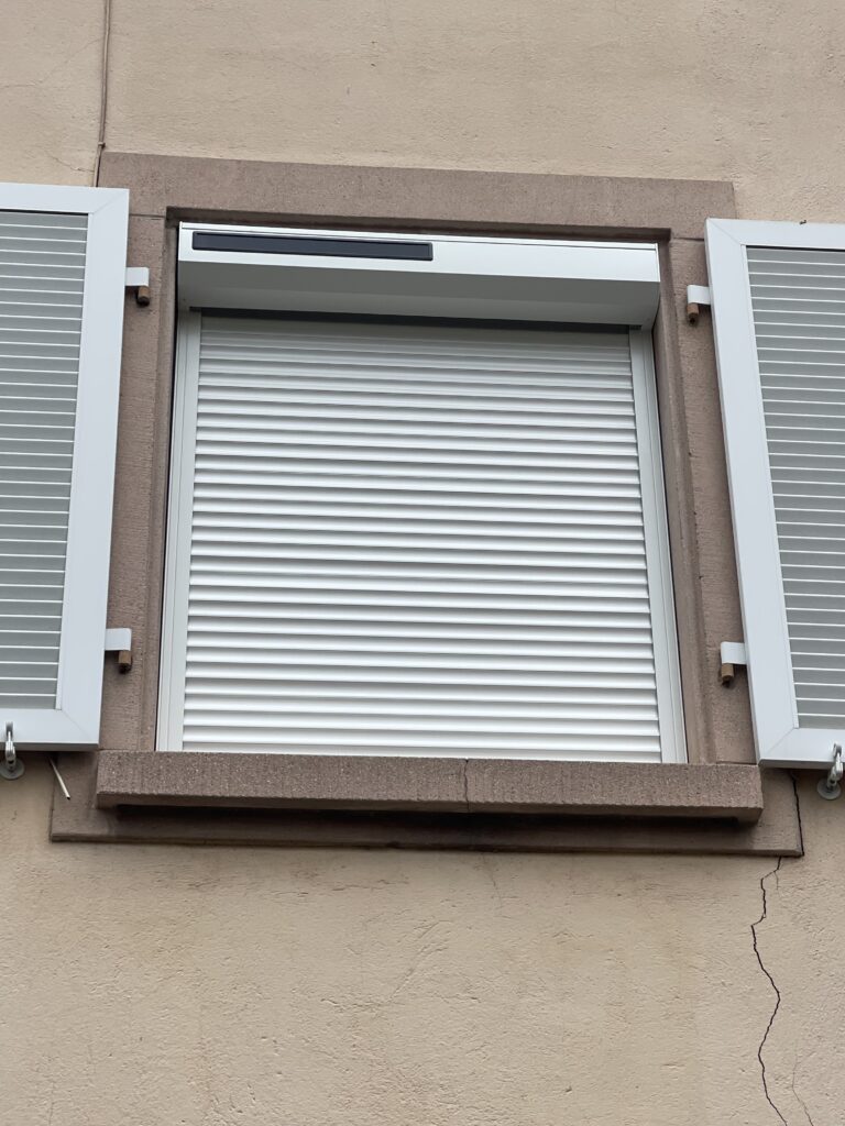 Installation d’un volet roulant monobloc solaire à Whir-au-Val proche de Gunsbach