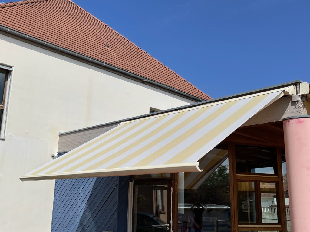 Installation d’un store coffre intégral motorisé à Logelbach proche de Colmar.