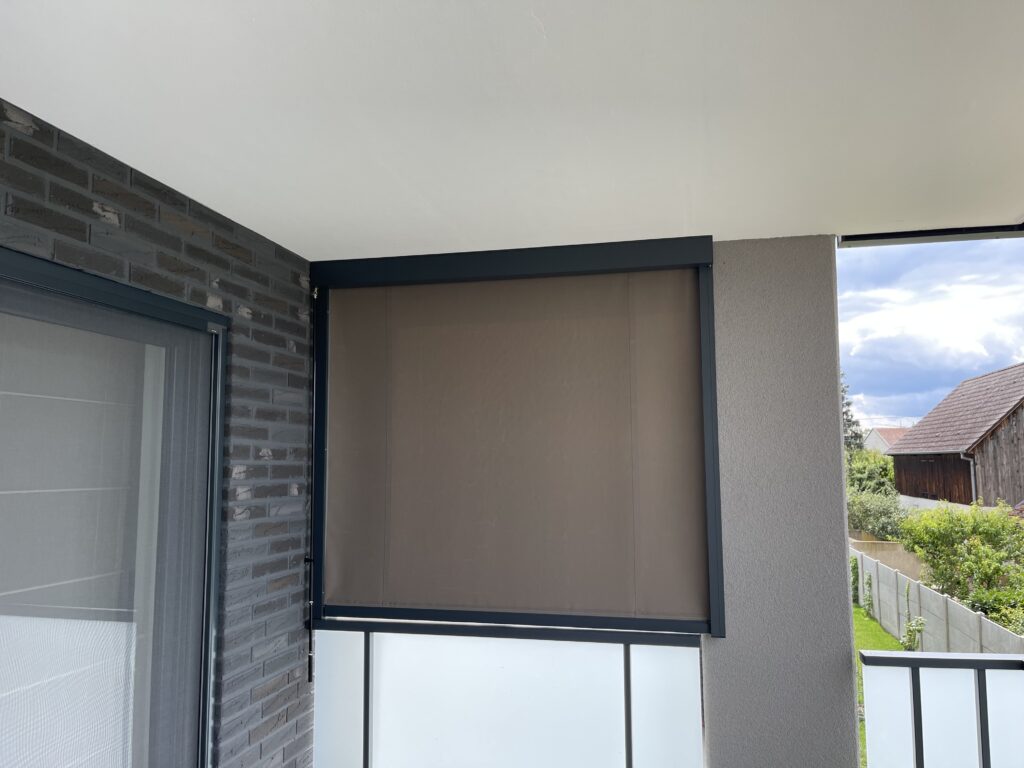 Installation d’un store vertical avec coulisses ZIP en toile acrylique à Colmar proche de Sundhoffen.