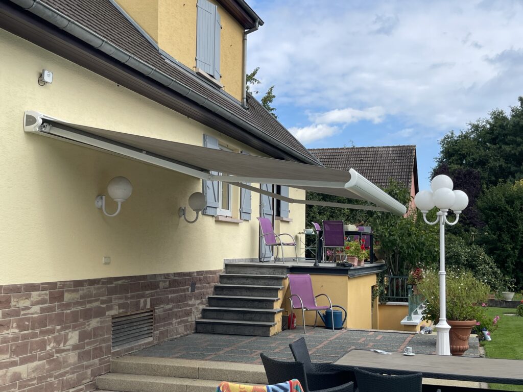 Installation d’un store extérieur coffre électrique Fétuna à Sundhoffen à proximité de Colmar.