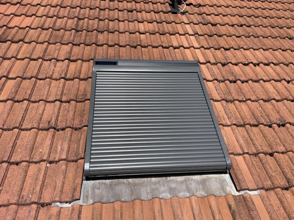 Installation d’un volet roulant VELUX à Colmar à côté de Wintzenheim.