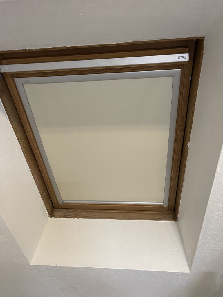 Installation d’un store intérieur occultant VELUX à Westhalten proche de Rouffach.