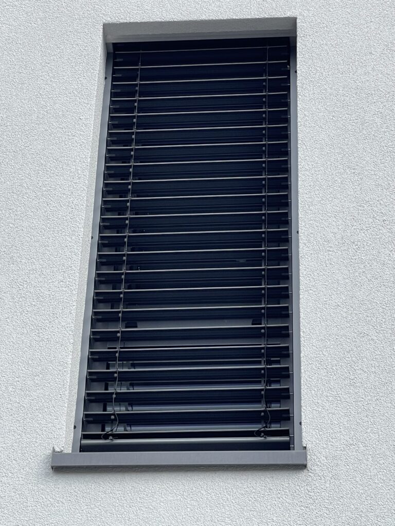 Remplacement d’un moteur et des lacettes d’un Brise-Soleil-Orientable (BSO) à Sundhoffen proche de Colmar.