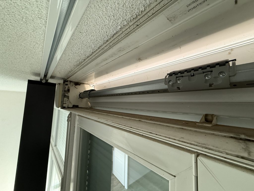 Motorisation de trois volets roulants manuels avec des nouveaux axes motorisés Somfy RS100 io à Niederhergheim près de Dessenheim.