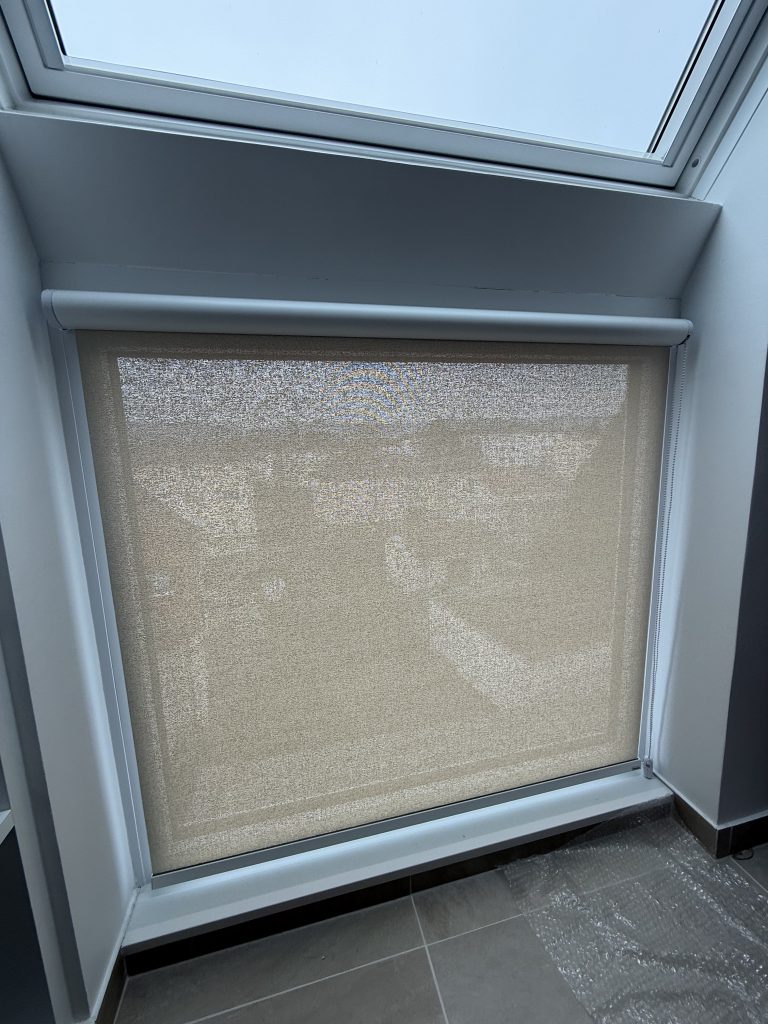 Installation d’un store à intérieur à enroulement anti-chaleur à Wintzenheim, près de Wettolsheim.