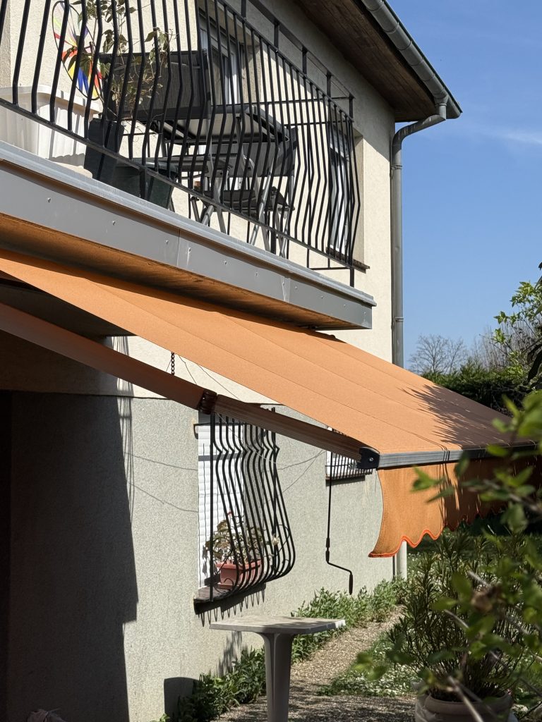 Remplacement d’une toile et d’un treuil de store banne à Horbourg-Whir proche de Sundhoffen.