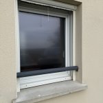 Pose d’une moustiquaire enroulable verticale à Appenwihr, près de Logelheim.
