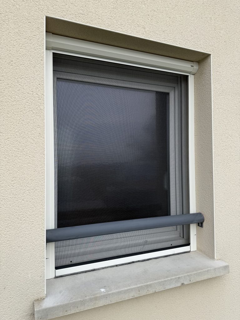 Pose d’une moustiquaire enroulable verticale à Appenwihr, près de Logelheim.