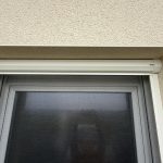 Pose d’une moustiquaire enroulable verticale à Appenwihr, près de Logelheim.