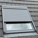 Pose d’un volet roulant Velux à Wettolsheim près de Eguisheim.