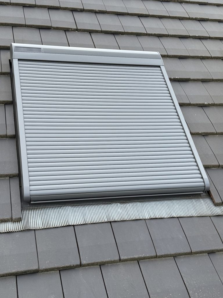 Pose d’un volet roulant Velux à Wettolsheim près de Eguisheim.