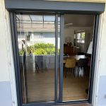 Installation d’un volet roulant monobloc design électrique, équipé d’un moteur SOMFY RS100 à Colmar près de Wettolsheim.