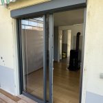 Installation d’un volet roulant monobloc design électrique, équipé d’un moteur SOMFY RS100 à Colmar près de Wettolsheim.