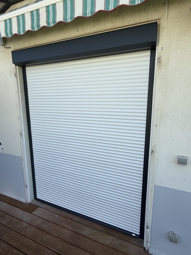 Installation d’un volet roulant monobloc design électrique, équipé d’un moteur SOMFY RS100 à Colmar près de Wettolsheim.