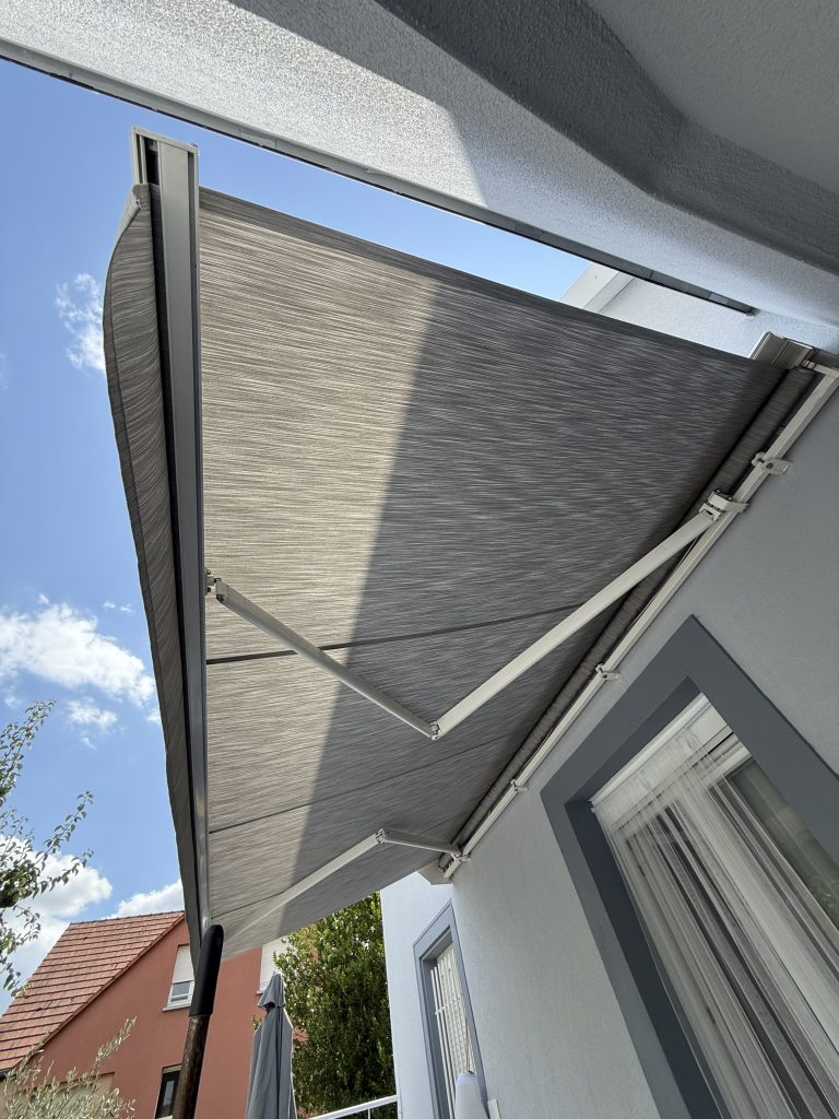 Changement d’une toile de store banne et lambrequin enroulable haut-de-gamme SATTLER Luméra LEAF à Colmar près d’Appenwihr.