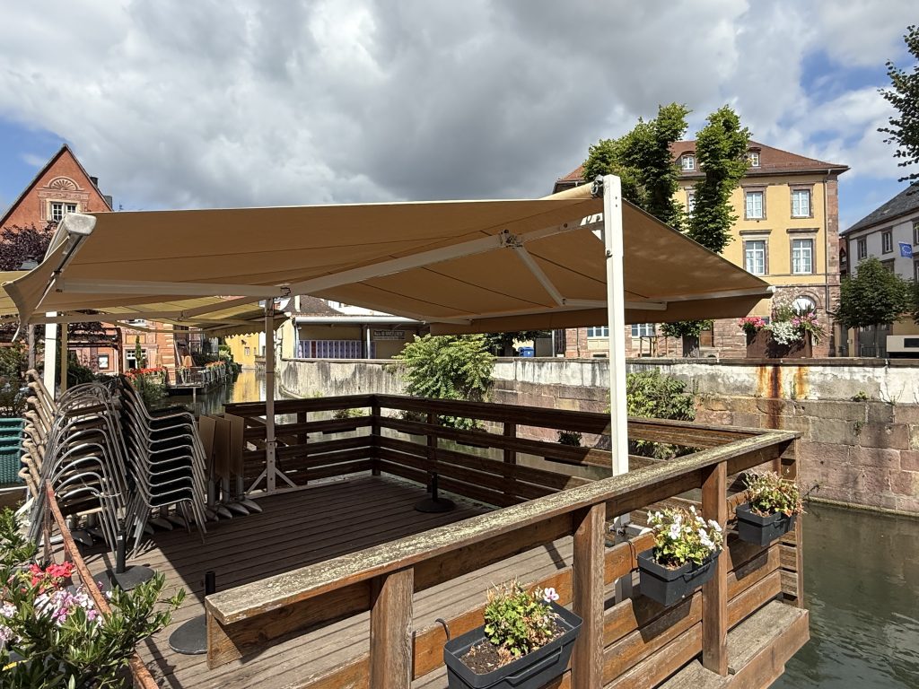 Remplacement d’une toile de store bi-pente à Colmar proche de Wintzenheim.