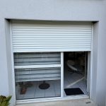 Pose d’un axe motorisé Somfy RS100 et d’un tablier en aluminium double paroi de volet roulant à Voegtlinshoffen près de Husseren-les-Châteaux.