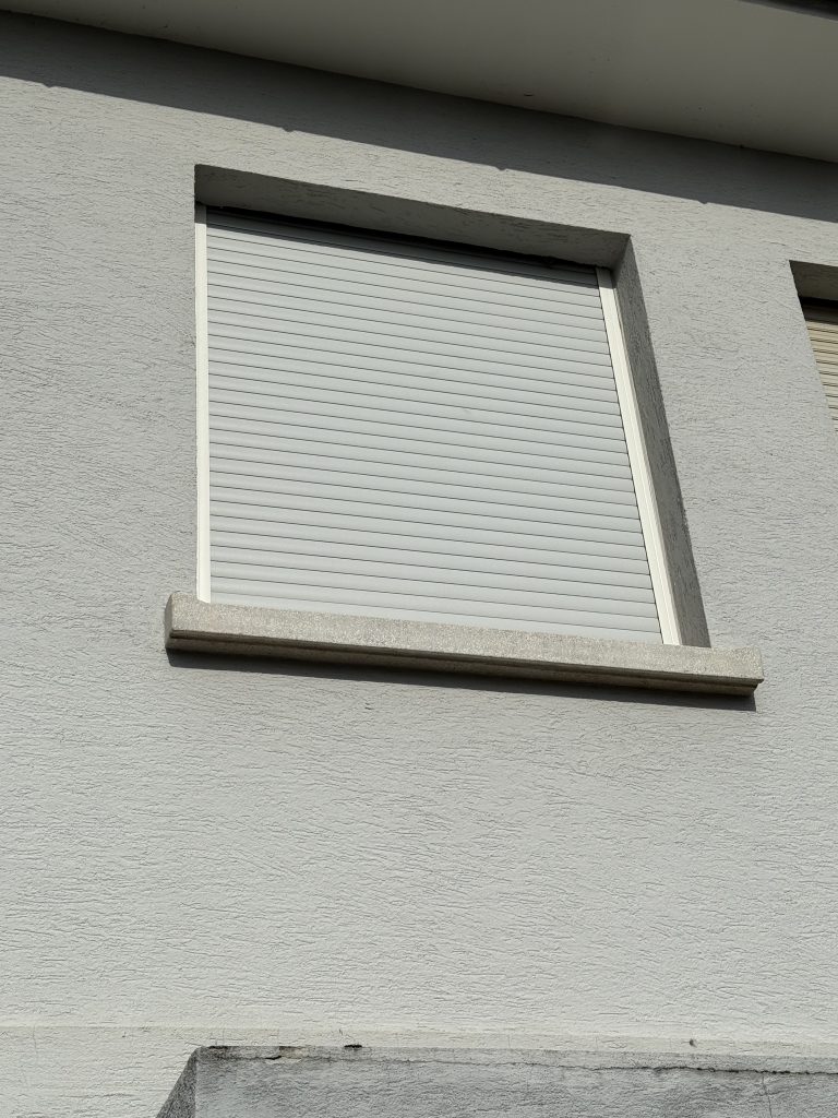 Remplacement d’un volet roulant à manoeuvre treuil et tablier en aluminium double paroi à Horbourg-Wihr proche de Sundhoffen.