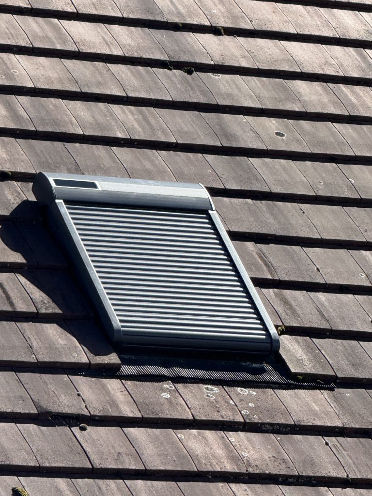Installation d’un volet roulant solaire Velux à Whir-au-Val près de Munster.
