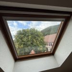 Pose d’un store occultant pour Velux à Hattstatt près de Gueberschwihr.