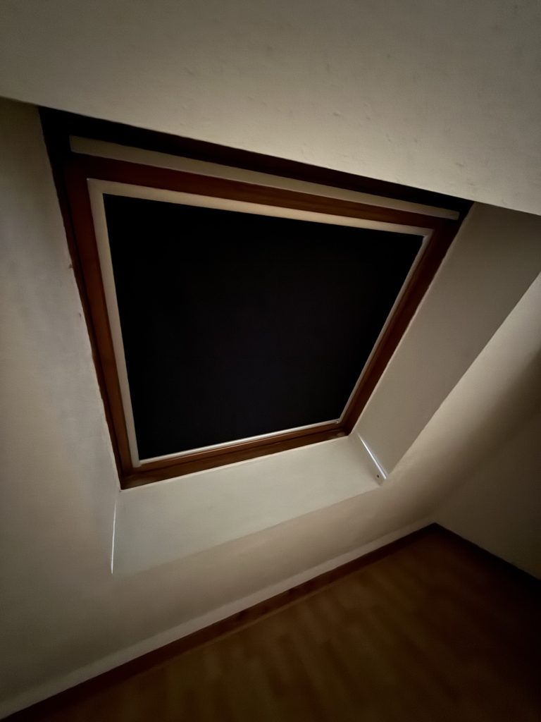 Pose d’un store occultant pour Velux à Hattstatt près de Gueberschwihr.