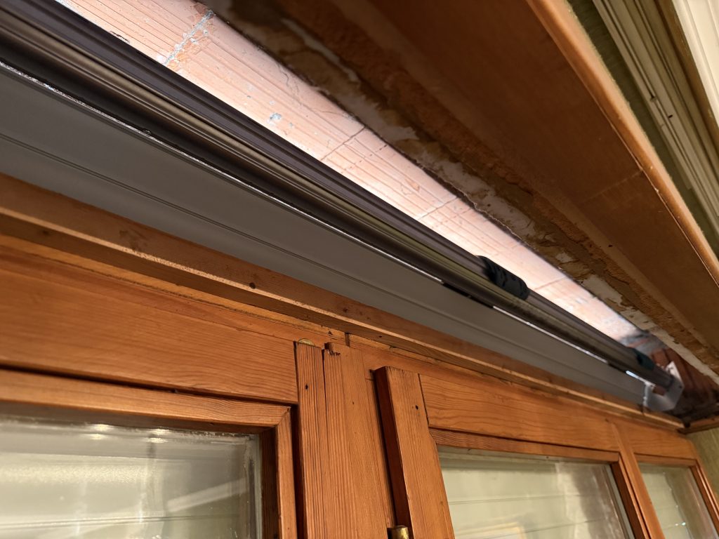 Installation d’un volet roulant traditionnel avec une motorisation Somfy RS100 à Appenwihr à côté de Wolfgantzen. Installation d’un volet roulant traditionnel avec une motorisation Somfy RS100 à Appenwihr à côté de Wolfgantzen.