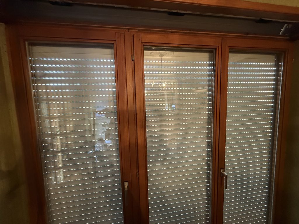 Installation d’un volet roulant traditionnel avec une motorisation Somfy RS100 à Appenwihr à côté de Wolfgantzen. Installation d’un volet roulant traditionnel avec une motorisation Somfy RS100 à Appenwihr à côté de Wolfgantzen.