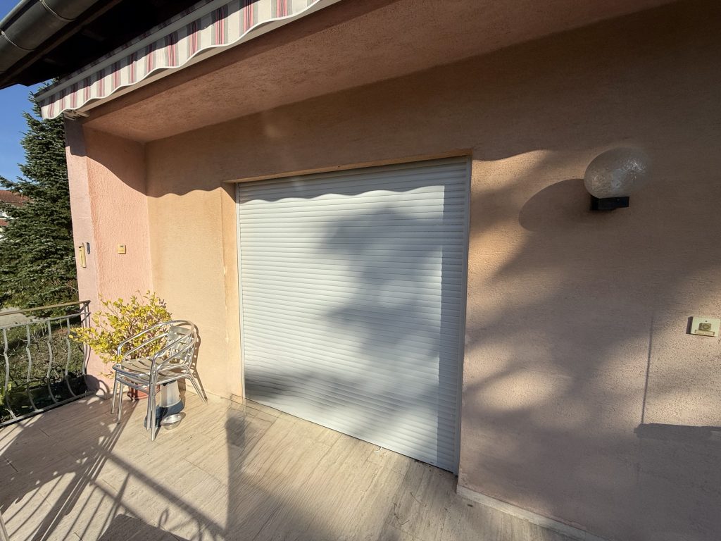 Installation d’un volet roulant traditionnel avec une motorisation Somfy RS100 à Appenwihr à côté de Wolfgantzen.