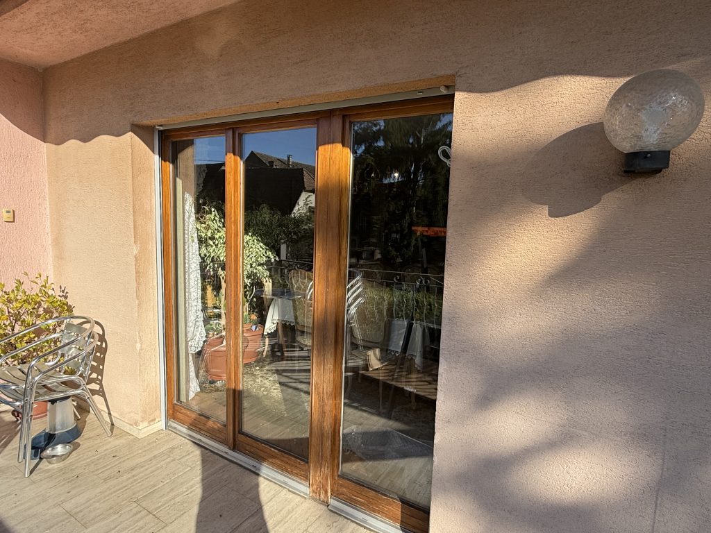 Installation d’un volet roulant traditionnel avec une motorisation Somfy RS100 à Appenwihr à côté de Wolfgantzen. Installation d’un volet roulant traditionnel avec une motorisation Somfy RS100 à Appenwihr à côté de Wolfgantzen.