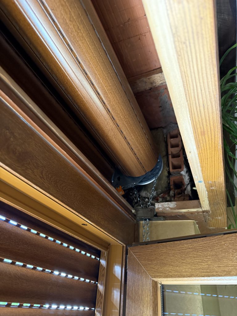 Remplacement d’un volet roulant traditionnel à manoeuvre chaînette à Stosswihr près de Munster. Remplacement d’un volet roulant traditionnel à manoeuvre chaînette à Stosswihr près de Munster.