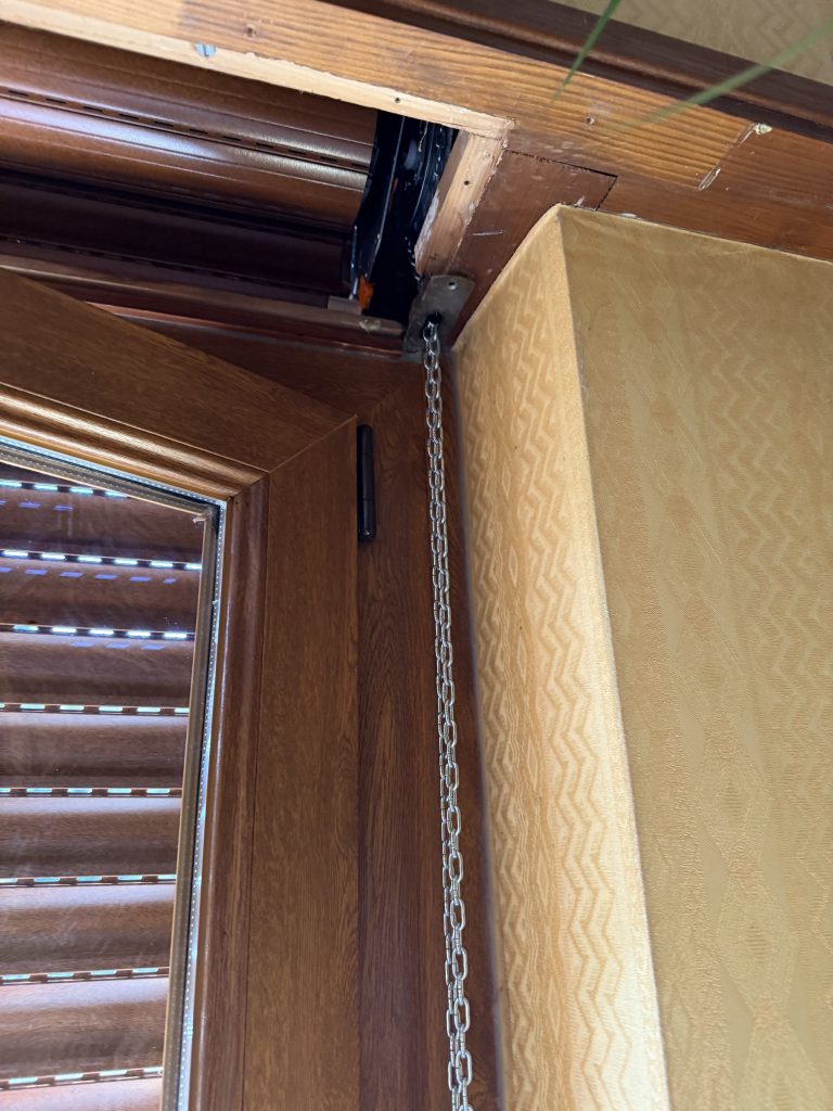 Remplacement d’un volet roulant traditionnel à manoeuvre chaînette à Stosswihr près de Munster. Remplacement d’un volet roulant traditionnel à manoeuvre chaînette à Stosswihr près de Munster.