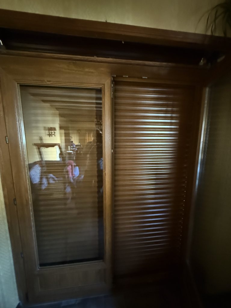 Remplacement d’un volet roulant traditionnel à manoeuvre chaînette à Stosswihr près de Munster. Remplacement d’un volet roulant traditionnel à manoeuvre chaînette à Stosswihr près de Munster.