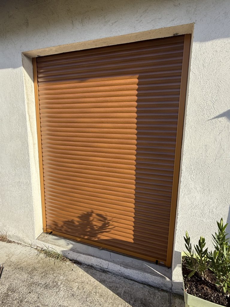 Remplacement d’un volet roulant traditionnel à manoeuvre chaînette à Stosswihr près de Munster.