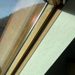 Installation d’un store occultant pour une fenêtre de toit Velux à Soultzmatt proche de Rouffach.
