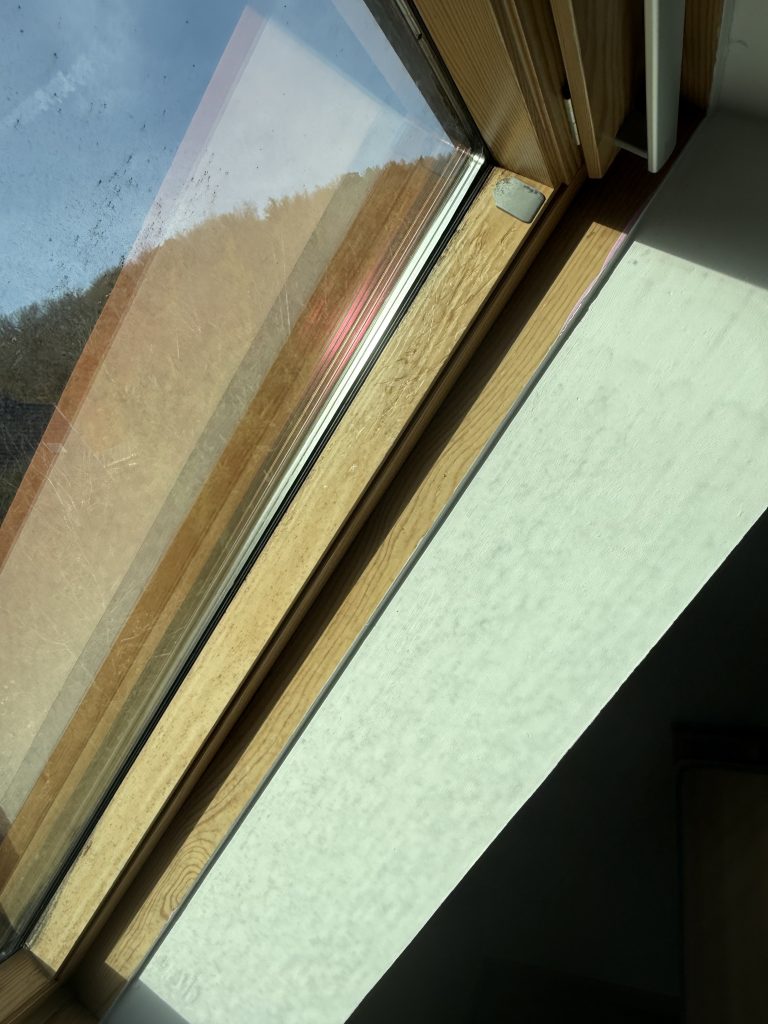 Installation d’un store occultant pour une fenêtre de toit Velux à Soultzmatt proche de Rouffach. Installation d’un store occultant pour une fenêtre de toit Velux à Soultzmatt proche de Rouffach.