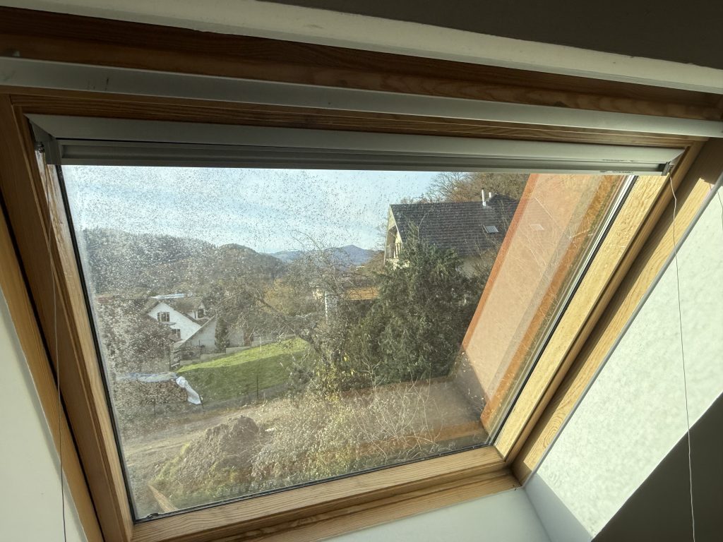 Installation d’un store occultant pour une fenêtre de toit Velux à Soultzmatt proche de Rouffach. Installation d’un store occultant pour une fenêtre de toit Velux à Soultzmatt proche de Rouffach.