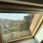 Installation d’un store occultant pour une fenêtre de toit Velux à Soultzmatt proche de Rouffach.