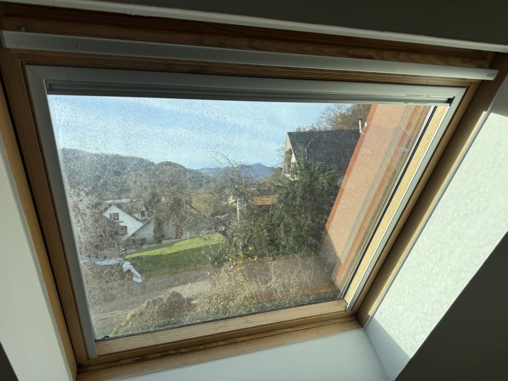 Installation d’un store occultant pour une fenêtre de toit Velux à Soultzmatt proche de Rouffach. Installation d’un store occultant pour une fenêtre de toit Velux à Soultzmatt proche de Rouffach.