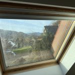 Installation d’un store occultant pour une fenêtre de toit Velux à Soultzmatt proche de Rouffach.