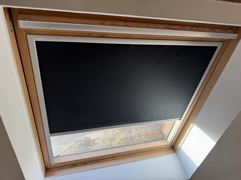 Installation d’un store occultant pour une fenêtre de toit Velux à Soultzmatt proche de Rouffach. Installation d’un store occultant pour une fenêtre de toit Velux à Soultzmatt proche de Rouffach.