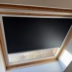 Installation d’un store occultant pour une fenêtre de toit Velux à Soultzmatt proche de Rouffach.