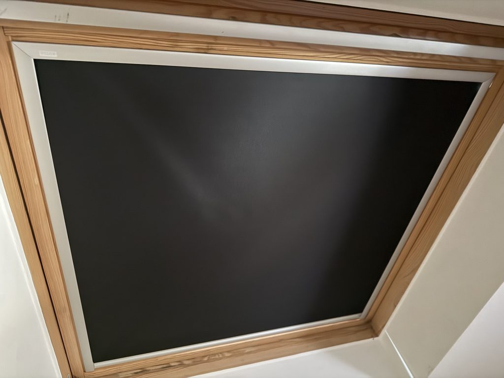 Installation d’un store occultant pour une fenêtre de toit Velux à Soultzmatt proche de Rouffach.