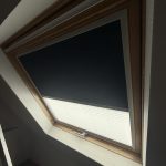 Installation d’un store intérieur plissé filtrant et à enroulement occultant pour une fenêtre de toit Velux à Colmar près de Wintzenheim.