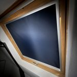 Installation d’un store intérieur plissé filtrant et à enroulement occultant pour une fenêtre de toit Velux à Colmar près de Wintzenheim.