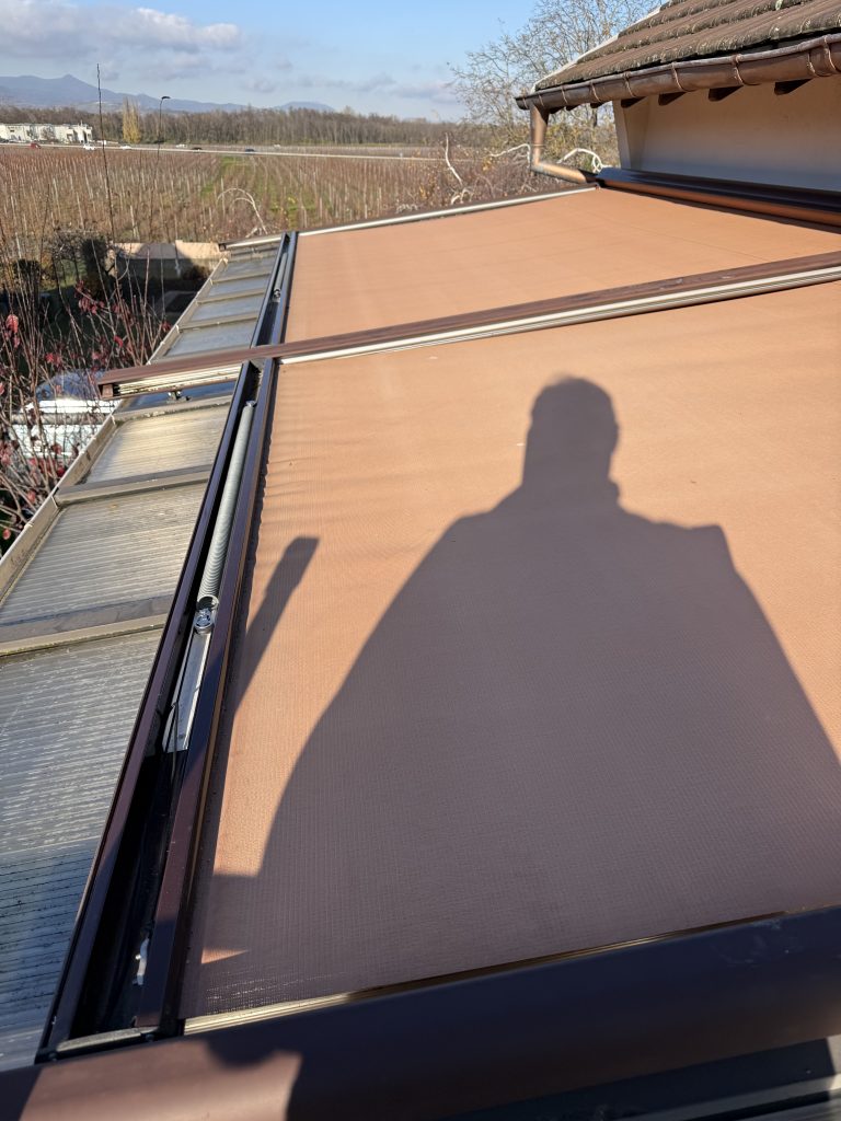 Changement d’un moteur électrique SOMFY radio-commandé RTS d’un store extérieur de véranda à Ingersheim à côté de Katzenthal.