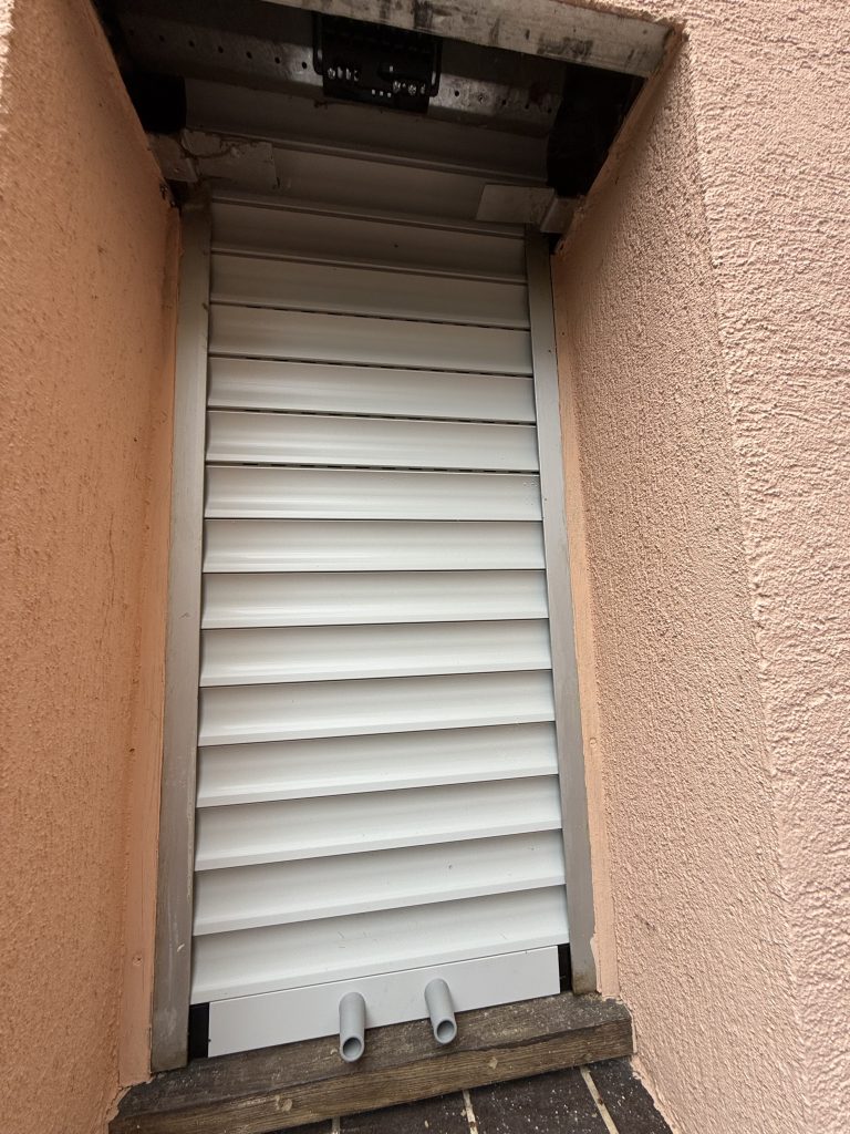 Remplacement d’un tablier de volet roulant en PVC dans un coffre tunnel à Colmar proche de Wintzenheim.