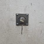 Installation d&rsquo;une porte de garage enroulable à manoeuvre électrique à commande de secours et télécommandes à Ingersheim proche de Colmar.