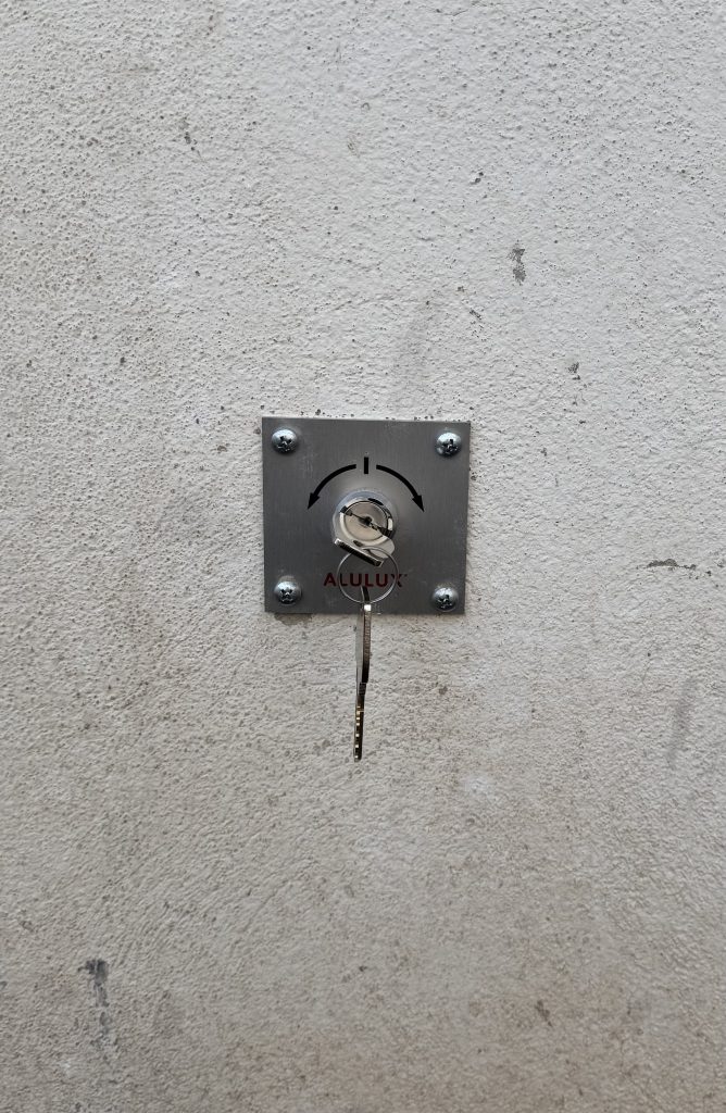 Installation d’une porte de garage enroulable à manoeuvre électrique à commande de secours et télécommandes à Ingersheim proche de Colmar. Installation d’une porte de garage enroulable à manoeuvre électrique à commande de secours et télécommandes à Ingersheim proche de Colmar.