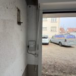 Installation d&rsquo;une porte de garage enroulable à manoeuvre électrique à commande de secours et télécommandes à Ingersheim proche de Colmar.