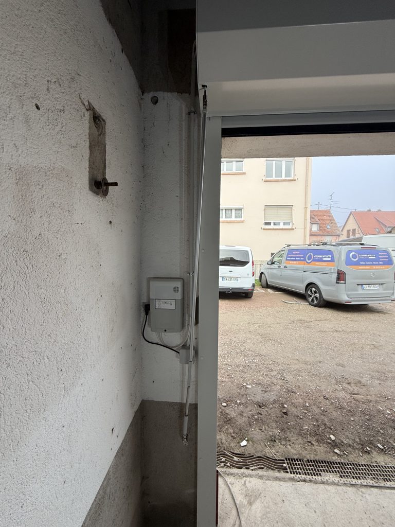 Installation d’une porte de garage enroulable à manoeuvre électrique à commande de secours et télécommandes à Ingersheim proche de Colmar. Installation d’une porte de garage enroulable à manoeuvre électrique à commande de secours et télécommandes à Ingersheim proche de Colmar.